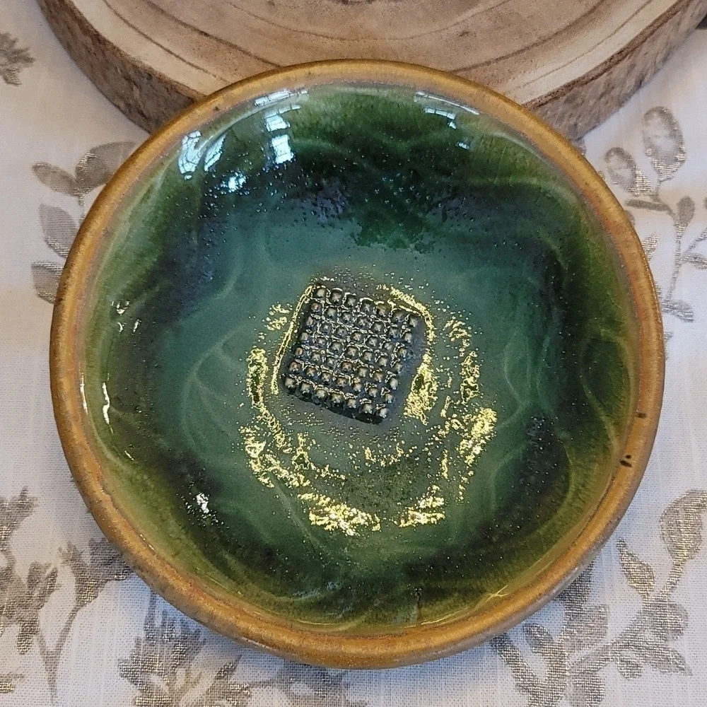Allen Dittton Green Pottery Garlic Grater Zester Plate/Dish 2019 - Diameter 7